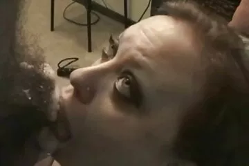 تتوسل الزوجة اثنين من الديكة الكبيرة إلى نائب الرئيس في بوسها مساج سكسي محارم