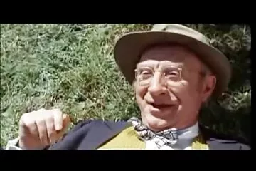 زوج الديوث يشاهد زوجته تغش مع قصص محارم سكسي ساعي وتهجم عليهم