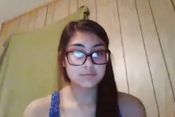 لعبت دور البطولة في فيلم إباحي ، وهي فتاة صغيرة خبيثة تبلغ من العمر محارم سكسي 18 عامًا