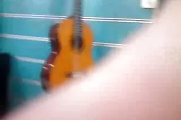 يستمني سكسي مصري محارم ويلطف المنشعب أثناء الغسيل