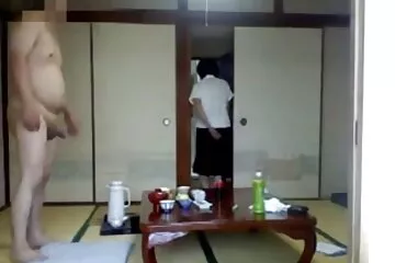 يأخذ في الحفرة قصص سكسي مصوره ويئن بلطف.