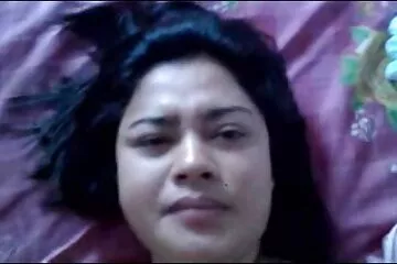 اشتعلت مارينا وهي تشاهد الأفلام الإباحية ، وساعدته على سكسي محارم امريكي الانتهاء