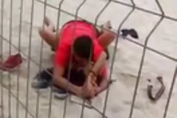 تجذب سكسي محارم مصري زوجتي انتباه الرجال على الشاطئ أثناء وجودي في الحانة