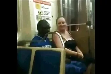 طالب يركب محارم سكسي عضوًا في زيارة رجل