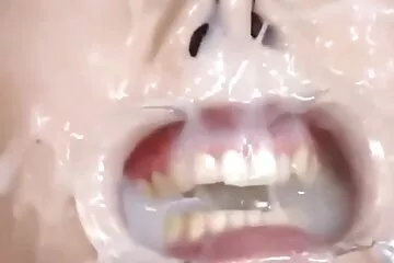 كشفت المحاسب ناتاليا محارم سكسي بتروفنا عن ثدييها واستمنى في معطفها