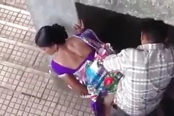 القيام بذلك أثناء القيادة أمر خطير. سكسي عراقي محارم