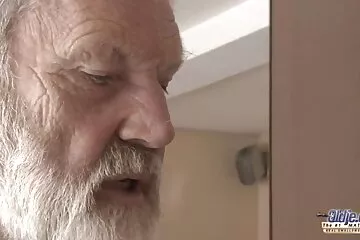 إنها تضع سكسي مترجم محارم ديكي في عمق مؤخرتها