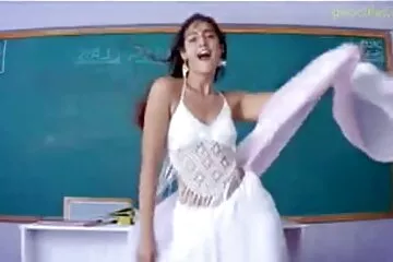 ممارسة الجنس مع زوجة الأب في المطبخ سكسي مجارم أثناء قيام الأب بالصيد